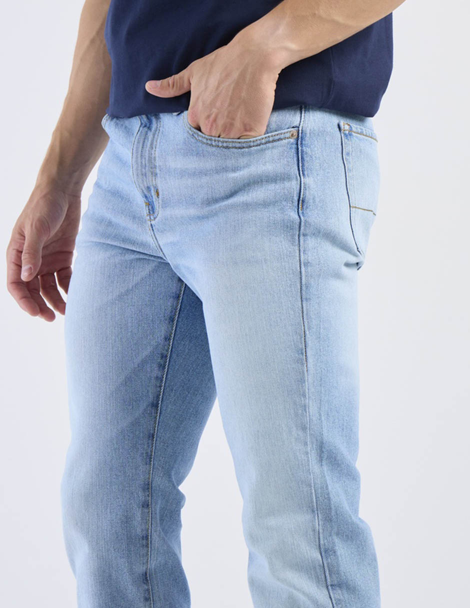 Jeans straight lavado claro para hombre 17