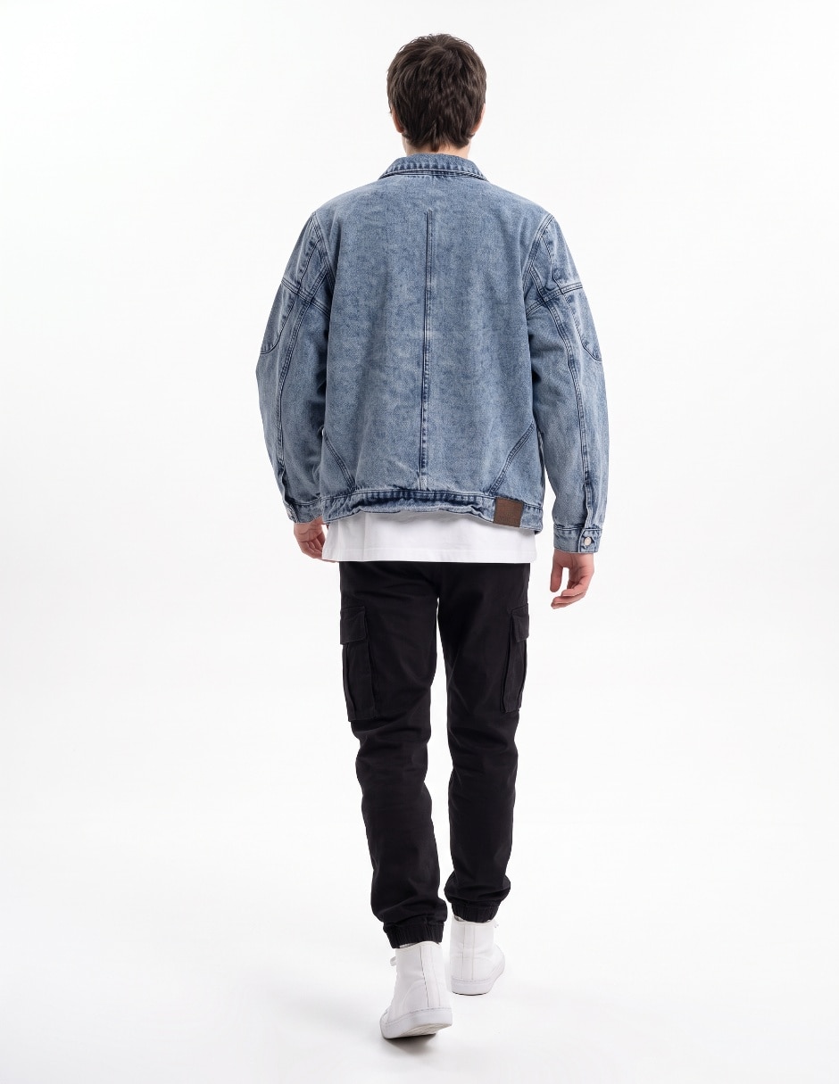Chamarra denim con bolsa con cierre para hombre 2