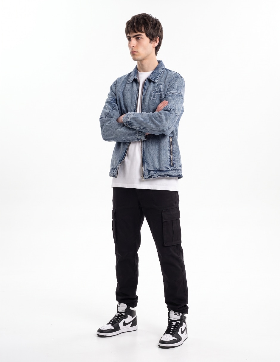 Chamarra denim con bolsa con cierre para hombre 3